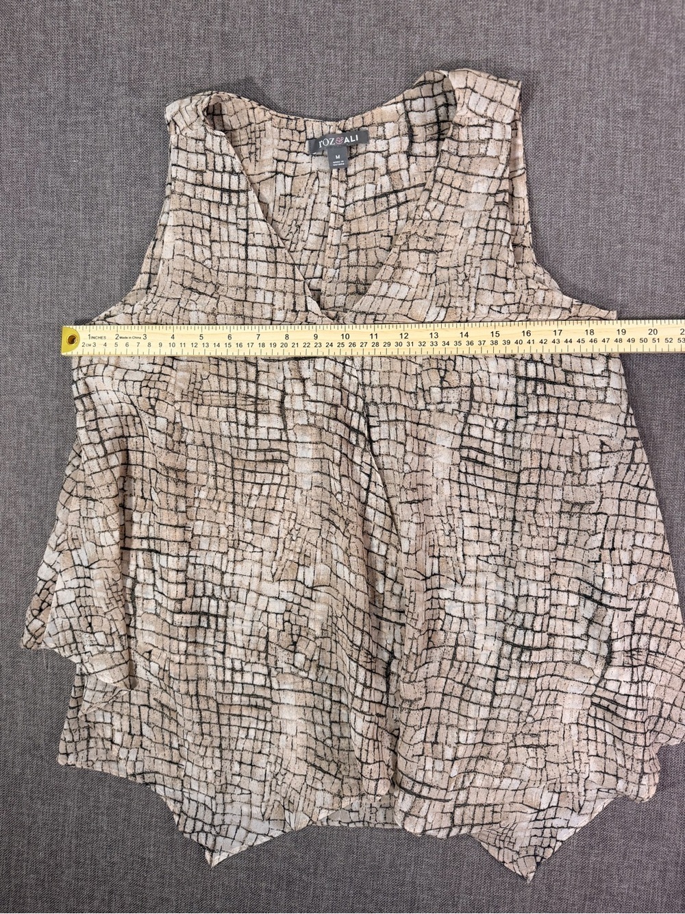 Roz & Ali Beige and Black Tile-Print Sleeveless V-Neck Tank Size Medium - Picture 4 of 6